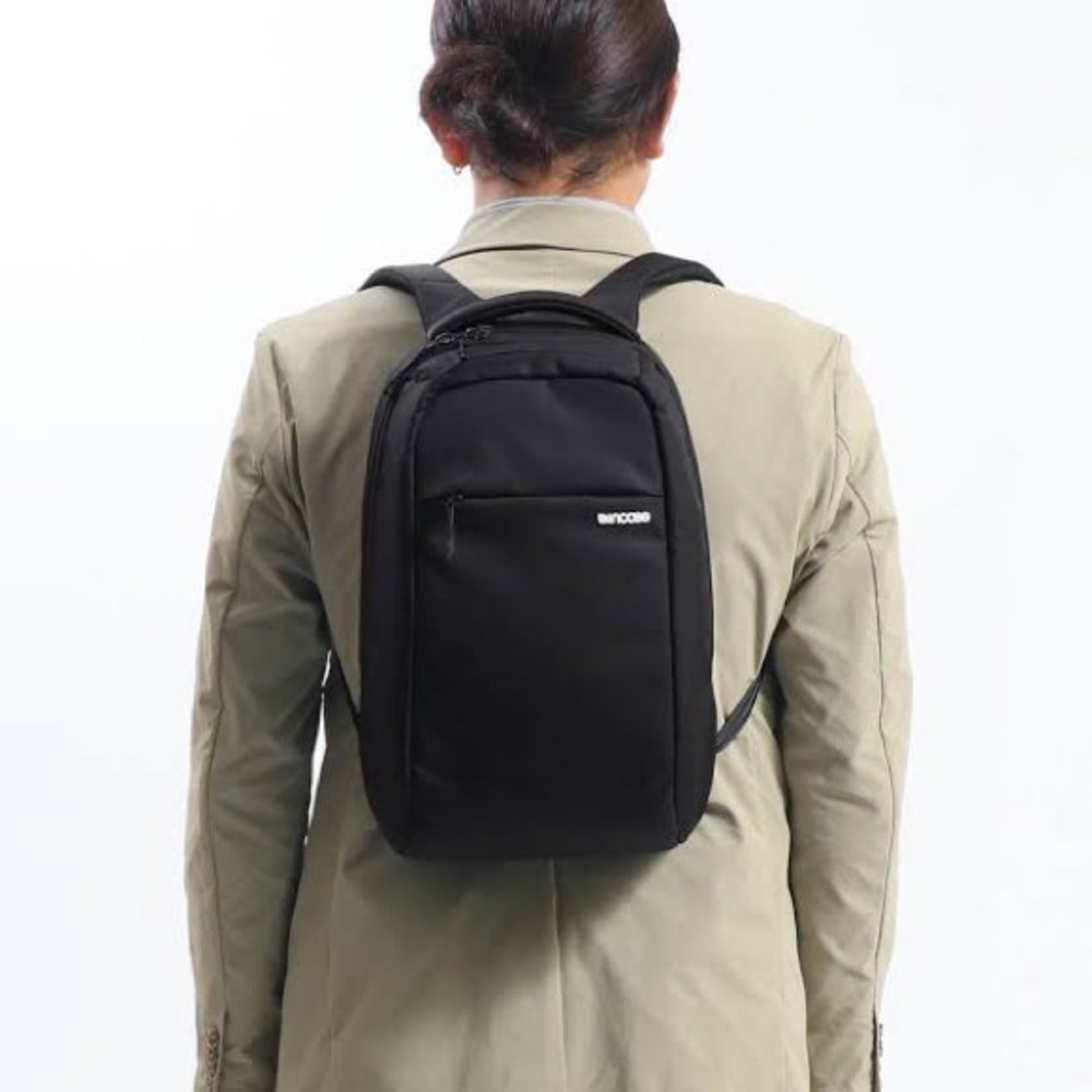 ISO - Incase Icon Dot backpack - Picture 3 of 3